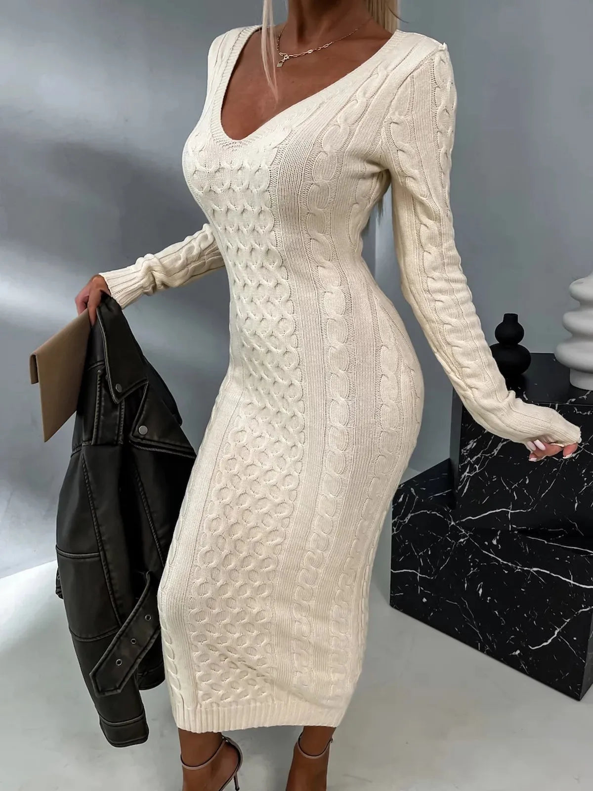 JANAA - ELEGANTE MEISJE MET VLECHTEN JURK